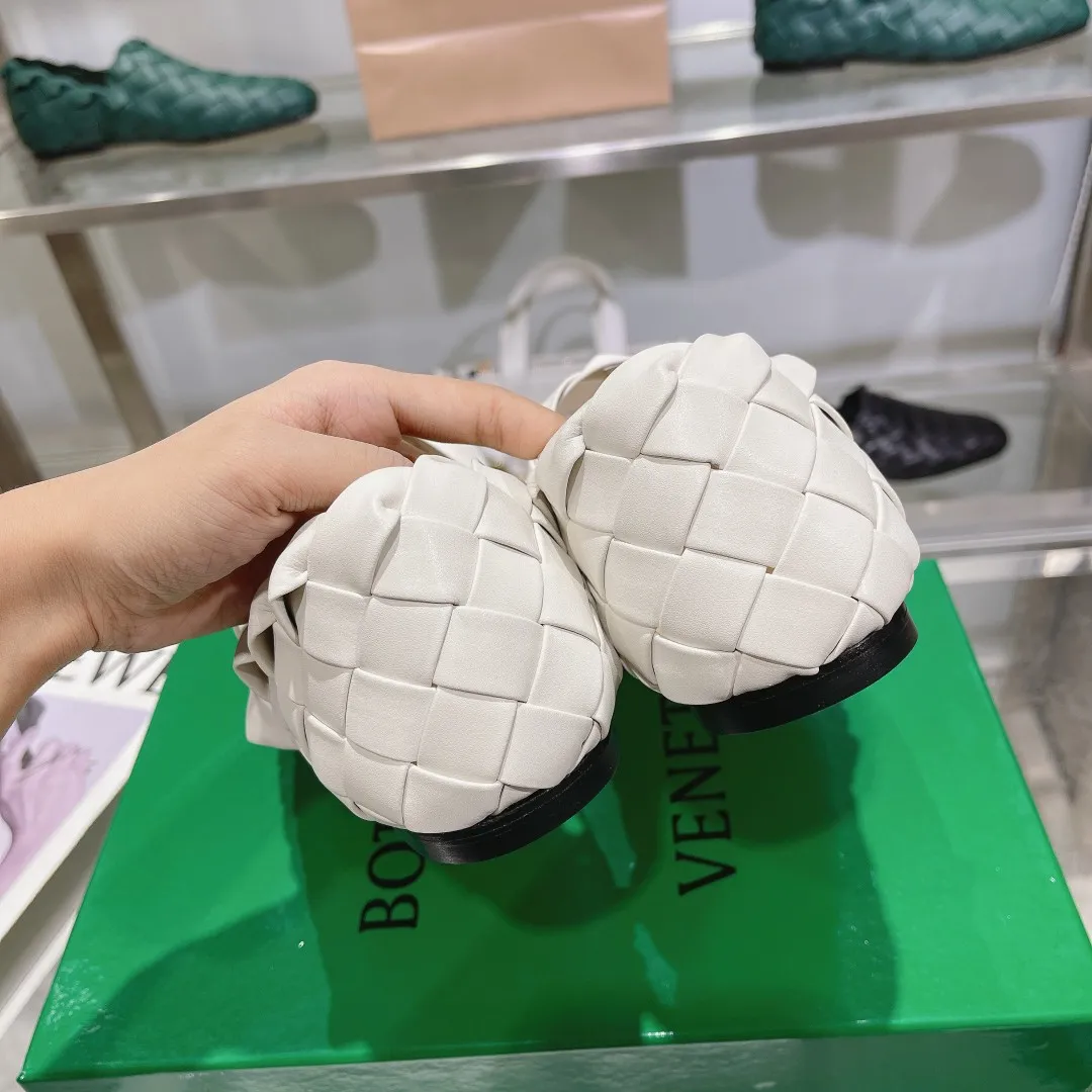 [BV] Top P: 760💰Size for couples: 35-44 (Female, 40, 41, Male 38, 45, custom-made, non-returnable) (Bottega Veneta) Genuine leather outsole, classic woven beanie shoes, two-wear heel set Blessed are the little feet👣👣Comfortable casual shoes that can be worn all year round, made of imported first-layer sheepskin➕fine-quality sheepskin leather, imported sheepskin lining, luxury genuine leather outsole [rose][rose], Bottega Veneta is an Italian luxury brand. Made using traditional Italian leather craftsmanship.